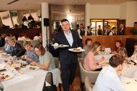 Gesto, které chutná! Zdravotníci z vinohradské nemocnice si pochutnali na michelinském obědě