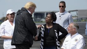 Americký prezident Donald Trump se svou ženou Melanií navštívili postižené obalasti, které zpustošila bouře Harvey. Tentokrát už v neformálním oblečení navštívili Texas  Louisianu. Pomáhali lidem a s některými si chvíli povídali.