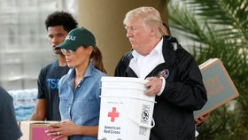 Americký prezident Donald Trump se svou ženou Melanií navštívili postižené oblasti, které zpustošila bouře Harvey. Tentokrát už v neformálním oblečení navštívili Texas a Louisianu. Pomáhali lidem a s některými si chvíli povídali.