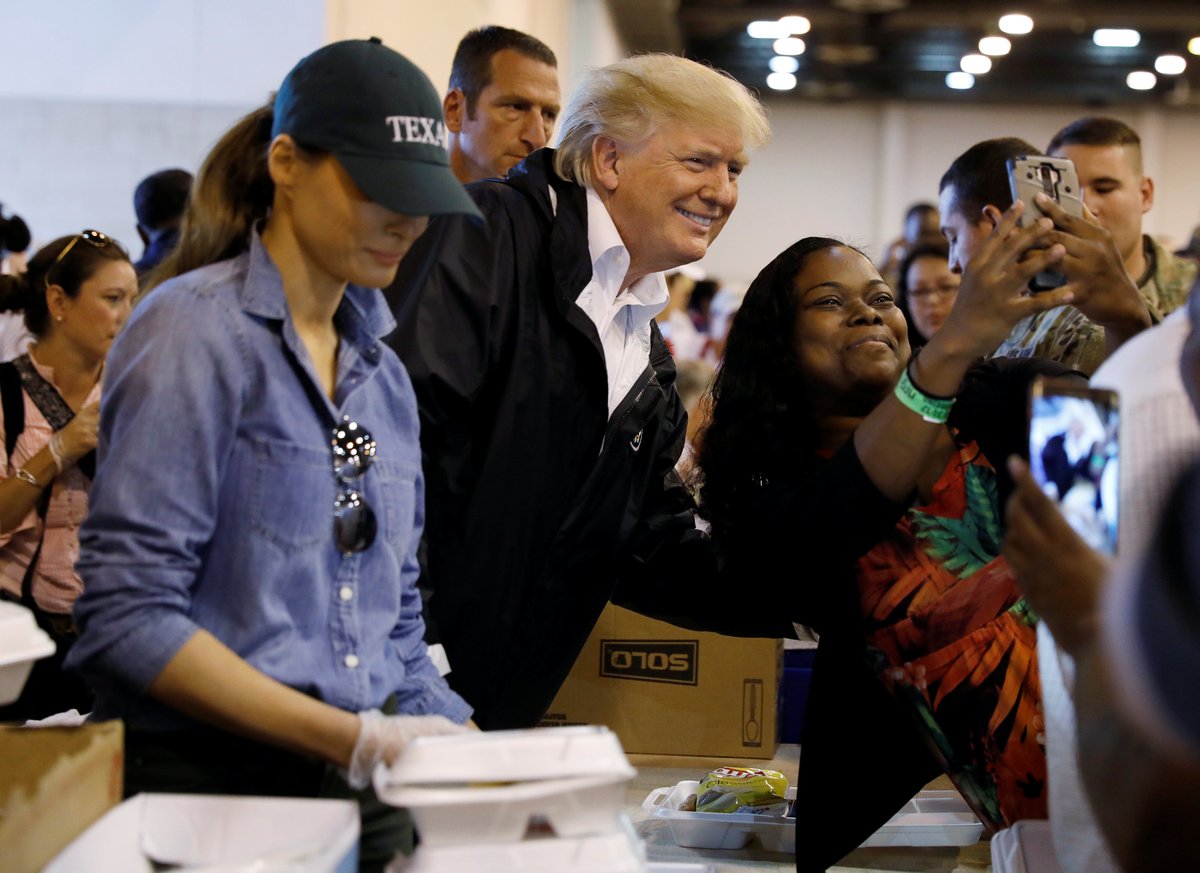 Americký prezident Donald Trump se svou ženou Melanií navštívili postižené obalasti, které zpustošila bouře Harvey. Tentokrát už v neformálním oblečení navštívili Texas  Louisianu. Pomáhali lidem a s některými si chvíli povídali