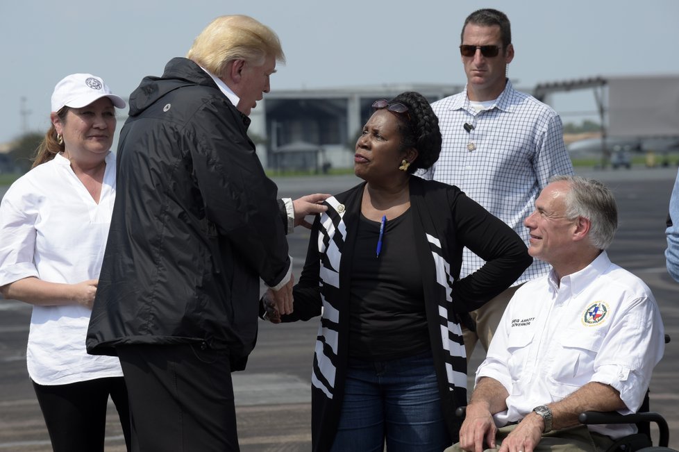 Americký prezident Donald Trump se svou ženou Melanií navštívili postižené oblasti, které zpustošila bouře Harvey. Tentokrát už v neformálním oblečení navštívili Texas a  Louisianu. Pomáhali lidem a s některými si chvíli povídali.