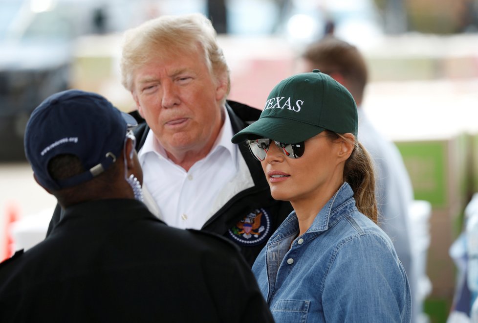 Americký prezident Donald Trump se svou ženou Melanií navštívili postižené oblasti, které zpustošila bouře Harvey. Tentokrát už v neformálním oblečení navštívili Texas a  Louisianu. Pomáhali lidem a s některými si chvíli povídali.