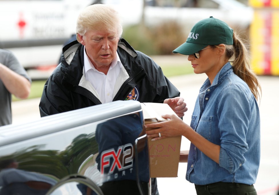 Americký prezident Donald Trump se svou ženou Melanií navštívili postižené oblasti, které zpustošila bouře Harvey. Tentokrát už v neformálním oblečení navštívili Texas a Louisianu. Pomáhali lidem a s některými si chvíli povídali.