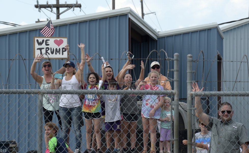 Americký prezident Donald Trump se svou ženou Melanií navštívili postižené oblasti, které zpustošila bouře Harvey. Tentokrát už v neformálním oblečení navštívili Texas a  Louisianu. Pomáhali lidem a s některými si chvíli povídali.