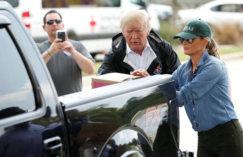 Americký prezident Donald Trump se svou ženou Melanií navštívili postižené oblasti, které zpustošila bouře Harvey. Tentokrát už v neformálním oblečení navštívili Texas a Louisianu. Pomáhali lidem a s některými si chvíli povídali.