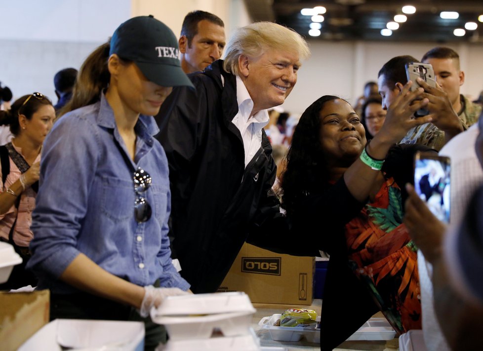 Americký prezident Donald Trump se svou ženou Melanií navštívili postižené oblasti, které zpustošila bouře Harvey. Tentokrát už v neformálním oblečení navštívili Texas a  Louisianu. Pomáhali lidem a s některými si chvíli povídali.