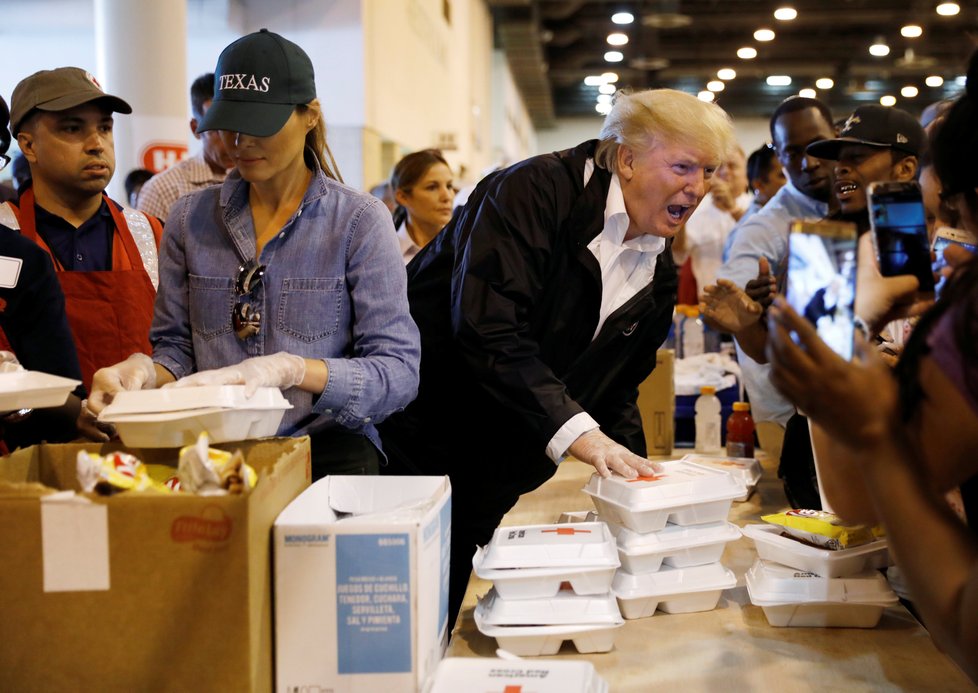 Americký prezident Donald Trump se svou ženou Melanií navštívili postižené oblasti, které zpustošila bouře Harvey. Tentokrát už v neformálním oblečení navštívili Texas a Louisianu. Pomáhali lidem a s některými si chvíli povídali.