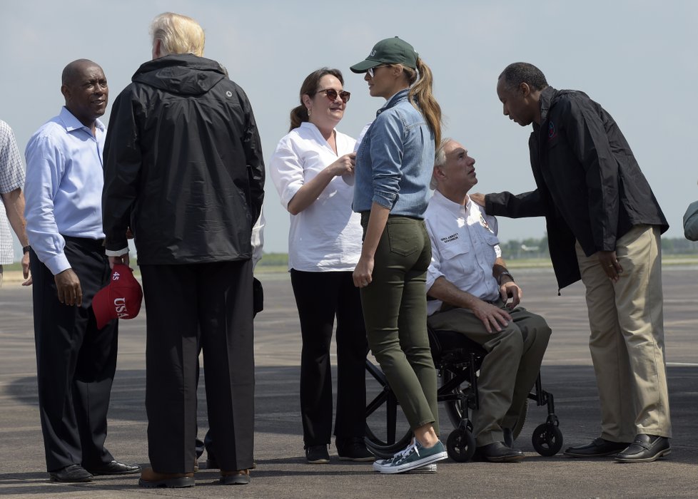 Americký prezident Donald Trump se svou ženou Melanií navštívili postižené oblasti, které zpustošila bouře Harvey. Tentokrát už v neformálním oblečení navštívili Texas a Louisianu. Pomáhali lidem a s některými si chvíli povídali.