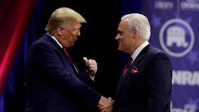 Prezident USA Donald Trump s předsedou americké konzervativní unie Mattem Schlappem. Schlapp přiznal, že přišel do kontaktu s pacientem nakaženým koronavirem, (9. 3. 2020).