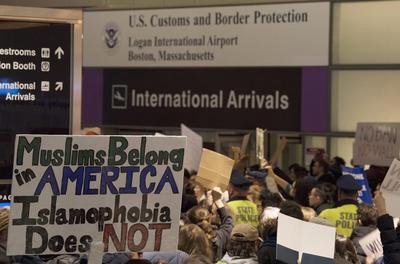 Migranti v USA proti Trumpově politice v minulosti opakovaně protestovali.