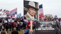 Prezidentův příznivce drží u Kapitolu ceduli s nápisem "Don Wayne", v narážce na amerického westernového herce.