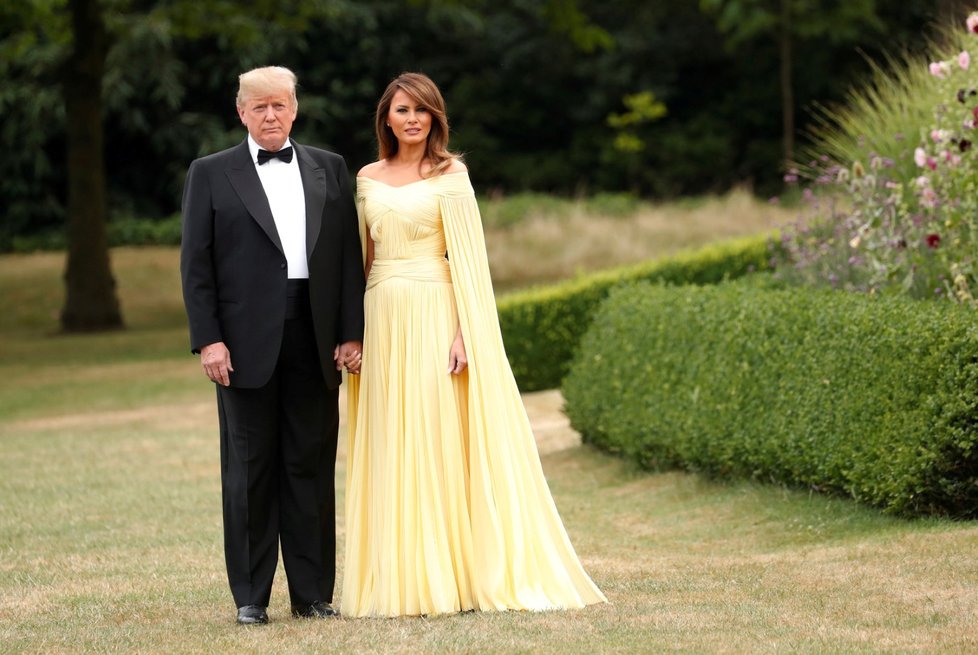 Donald Trump a Melania Trumpová na návštěvě Velké Británie. Setkali se s premiérkou Theresou Mayovou a jejím manželem Philipem 12. 7. 2018.