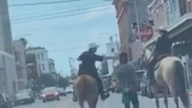 Donald Neely se soudí s městskou policií v texaském Galvestonu o 20 milionů za to, že ho ponížili, když ho vedli ulicemi na provaze mezi dvěma koňmi.
