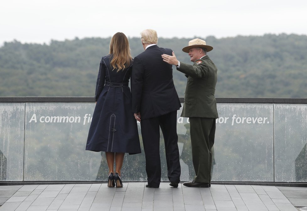 Americký prezident Donald Trump ocenil se svou manželkou Melanií v Pensylvánii oběti letu 93 z 11. září 2011, který díky cestujícím skončil v polích, když jej ovládli teroristé (11. 9. 2018).