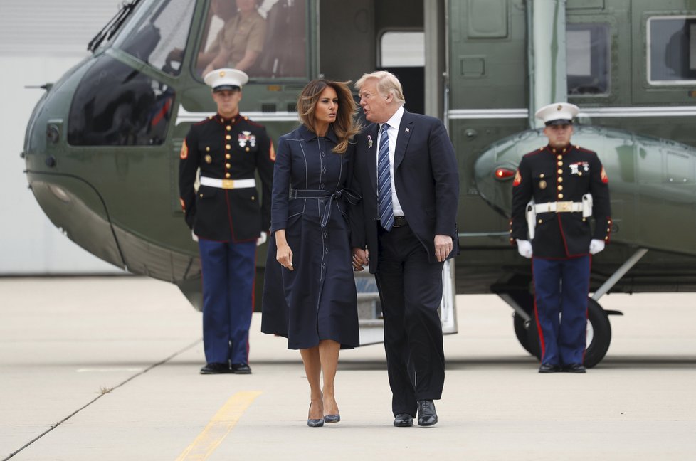 Americký prezident Donald Trump ocenil se svou manželkou Melanií v Pensylvánii oběti letu 93 z 11. září 2011, který díky cestujícím skončil v polích, když jej ovládli teroristé (11. 9. 2018).