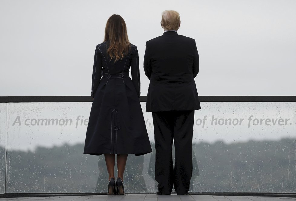 Americký prezident Donald Trump ocenil se svou manželkou Melanií v Pensylvánii oběti letu 93 z 11. září 2011, který díky cestujícím skončil v polích, když jej ovládli teroristé (11. 9. 2018).
