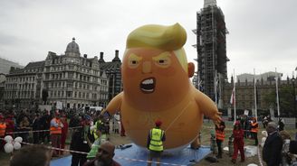 Trump jako batole. Londýňané „přivítali“ amerického prezidenta obří figurínou