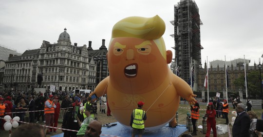 Karneval odporu. Britští aktivisté vítají Trumpa obří létající figurínou vzteklého dítěte