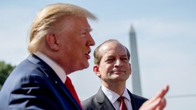 Americký ministr práce Alexander Acosta minulý týden ohlásil demisi. Rozhodl se tak po kritice, jíž čelí kvůli řešení případu magnáta Jeffreyho Epsteina v době svého působení na Floridě (12. 7. 2019)