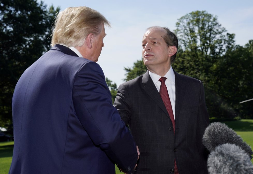 Americký ministr práce Alexander Acosta minulý týden ohlásil demisi. Rozhodl se tak po kritice, jíž čelí kvůli řešení případu magnáta Jeffreyho Epsteina v době svého působení na Floridě (12. 7. 2019)