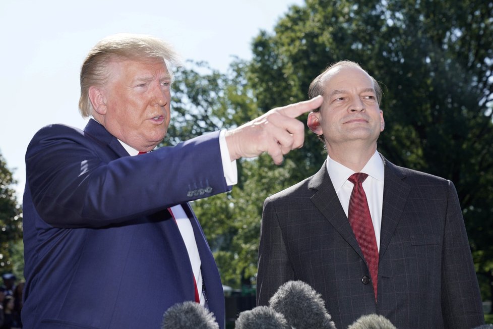 Americký ministr práce Alexander Acosta minulý týden ohlásil demisi. Rozhodl se tak po kritice, jíž čelí kvůli řešení případu magnáta Jeffreyho Epsteina v době svého působení na Floridě (12. 7. 2019)