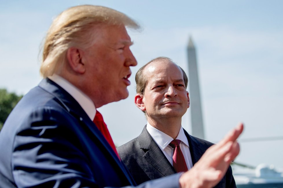 Americký ministr práce Alexander Acosta minulý týden ohlásil demisi. Rozhodl se tak po kritice, jíž čelí kvůli řešení případu magnáta Jeffreyho Epsteina v době svého působení na Floridě (12. 7. 2019)