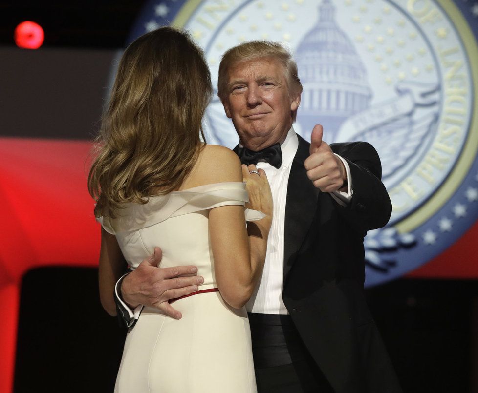 Donald Trump a jeho manželka zakončili den účastí na několika plesech