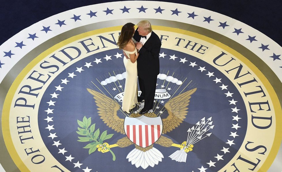 Donald Trump a jeho manželka zakončili den účastí na několika plesech