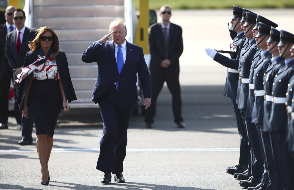Americký prezident Donald Trump přistál v Londýně