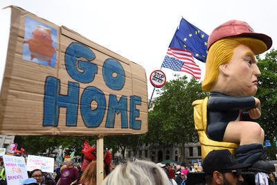 demonstrace ve Velké Británii proti Trumpovi