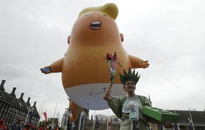 Demonstrace ve Velké Británii proti Trumpovi