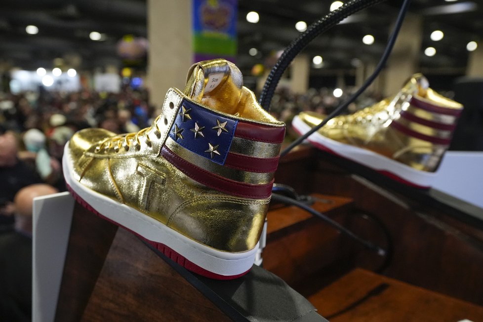 Donald Trump propaguje své nové pozlacené boty