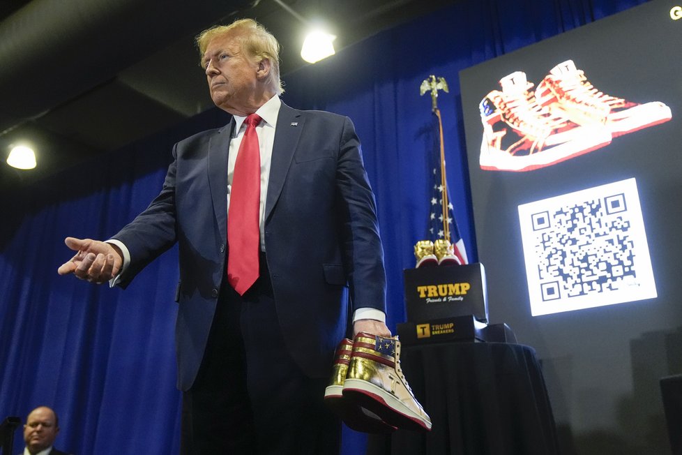 Donald Trump propaguje své nové pozlacené boty