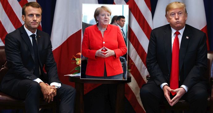 Podobné gesto jako Angela Merkelová předváděl při setkáních v New Yorku i Donald Trump (vpravo)