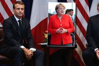 Trump přebírá gesto Merkelové? Sepjaté ruce a vážení hosté. Za ČR je v USA Hamáček