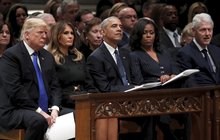 Nenávist a zlost na pohřbu Bushe st.: Trump a Clinton si ani nepodali ruku