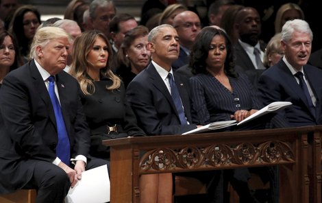 Pnutí mezi Clintonovými a Trumpem nešla ani na pohřbu stranou.