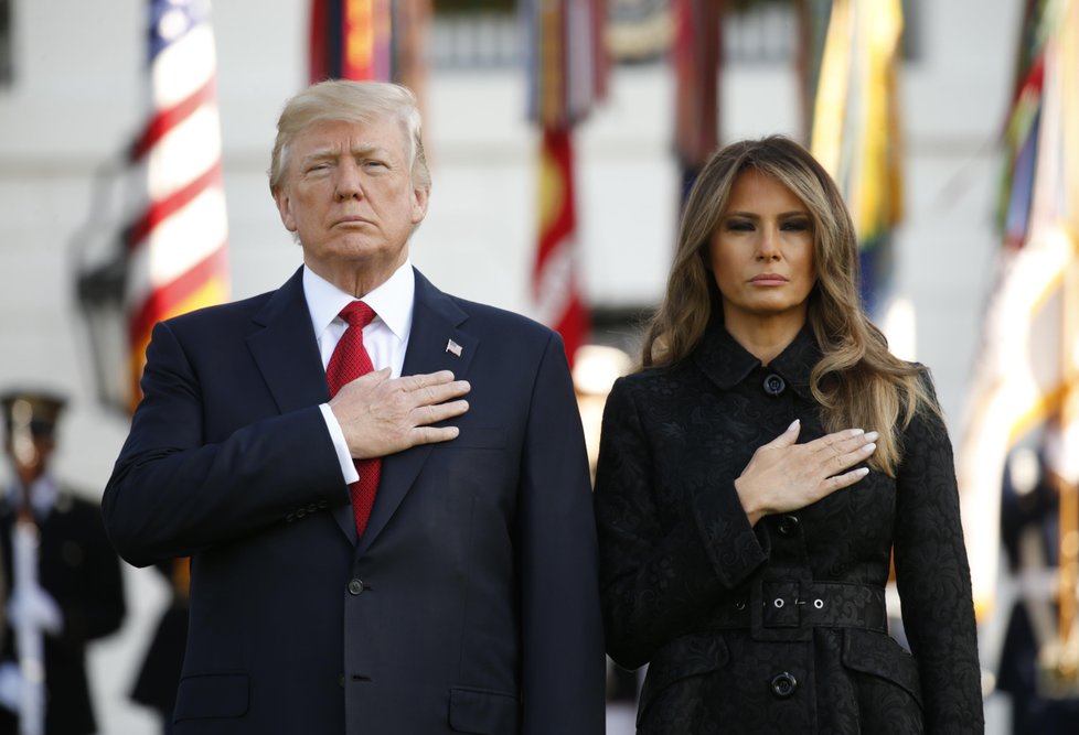 Prezident Trump držel minutu ticha v Bílém domě.