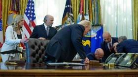 Uprostřed tiskové konference Donalda Trumpa v Oválné pracovně zkolabaloval manažer.