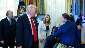 Uprostřed tiskové konference Donalda Trumpa v Oválné pracovně zkolabaloval manažer.