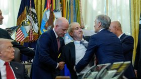 Uprostřed tiskové konference Donalda Trumpa v Oválné pracovně zkolabaloval manažer.