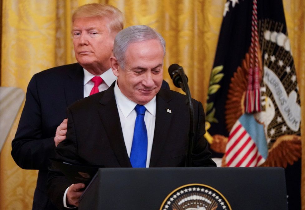 Trump ve Washingtonu probíral s izraelským premiérem Benjaminem Netanjahuem plán pro Blízký východ, týkající se uspořádání mezi Izraelem a Palestinou. (28.1.2020)