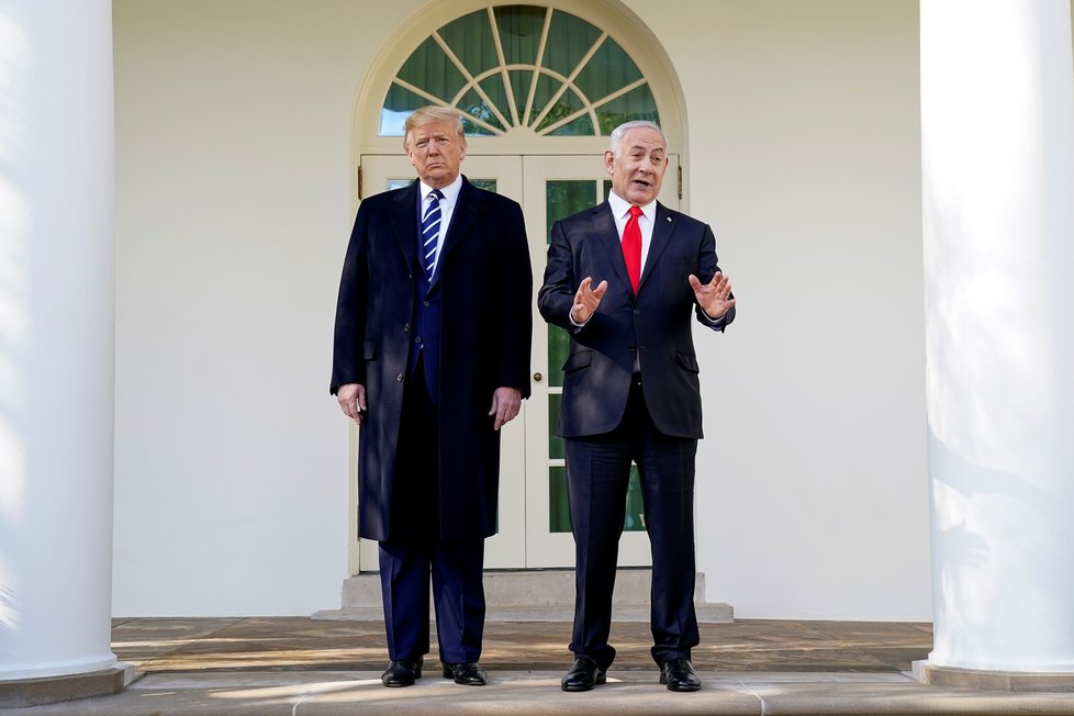 Trump ve Washingtonu probíral s izraelským premiérem Benjaminem Netanjahuem plán pro Blízký východ, který se týká uspořádání mezi Izraelem a Palestinou (28. 1. 2020).