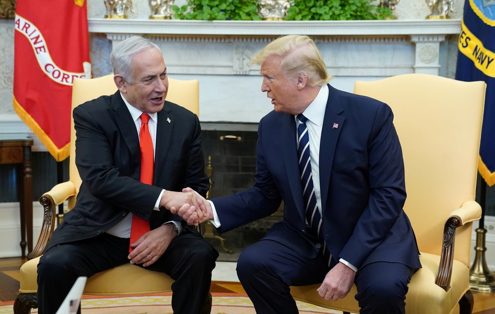 Trump ve Washingtonu probíral s izraelským premiérem Benjaminem Netanjahuem plán pro Blízký východ, týkající se uspořádání mezi Izraelem a Palestinou. (28.1.2020)