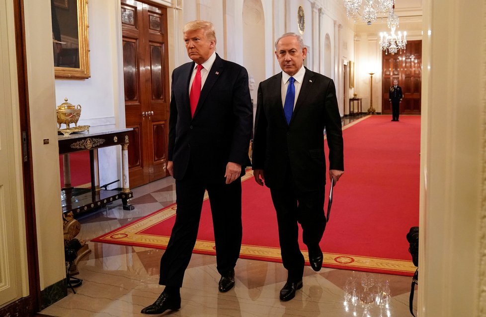 Trump ve Washingtonu probíral s izraelským premiérem Benjaminem Netanjahuem plán pro Blízký východ, který se týká uspořádání mezi Izraelem a Palestinou (28. 1. 2020).