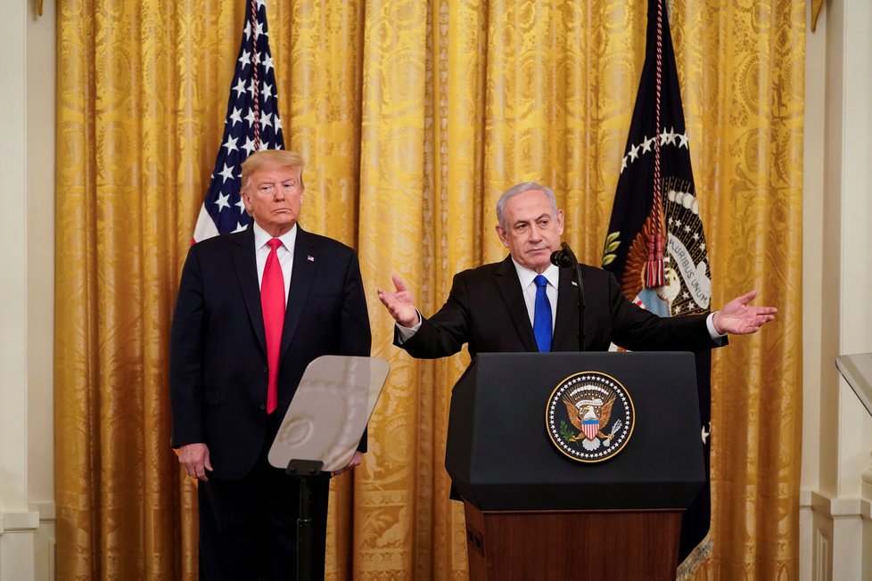 Trump ve Washingtonu probíral s izraelským premiérem Benjaminem Netanjahuem plán pro Blízký východ, který se týká uspořádání mezi Izraelem a Palestinou (28. 1. 2020).