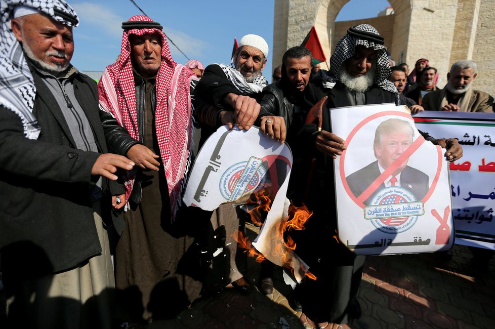 Trumpův mírový plán pro Blízký východ vyvolal protesty.