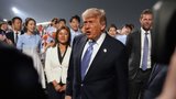 Trump s velkou pompou přiletěl do Číny: Doprovází ho Elon Musk, šéf Applu i rodina