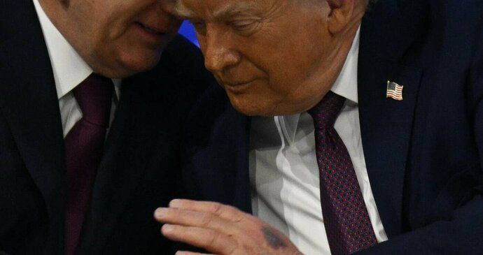 Prezident USA Donald Trump překvapil v Davosu obří modřinou (22.1.2026).