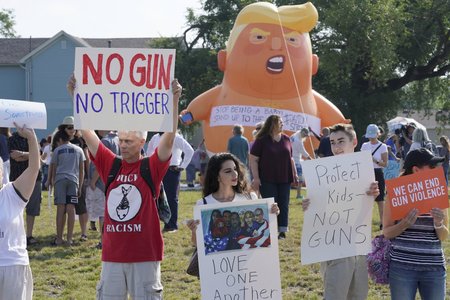 Na Trumpa, který se vydal na místo tragédie do Daytonu v Ohiu, čekali protestující odpůrci zbraní